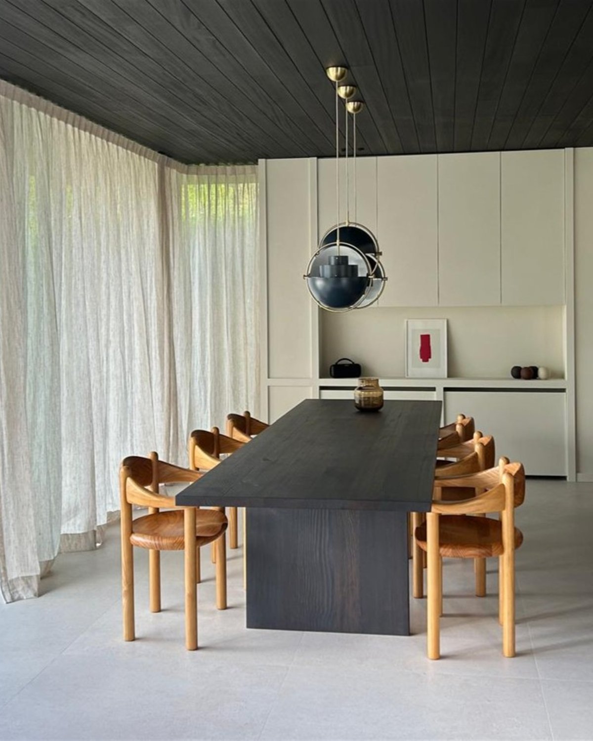 Linnen gordijnen over de volle hoogte in een eetkamer