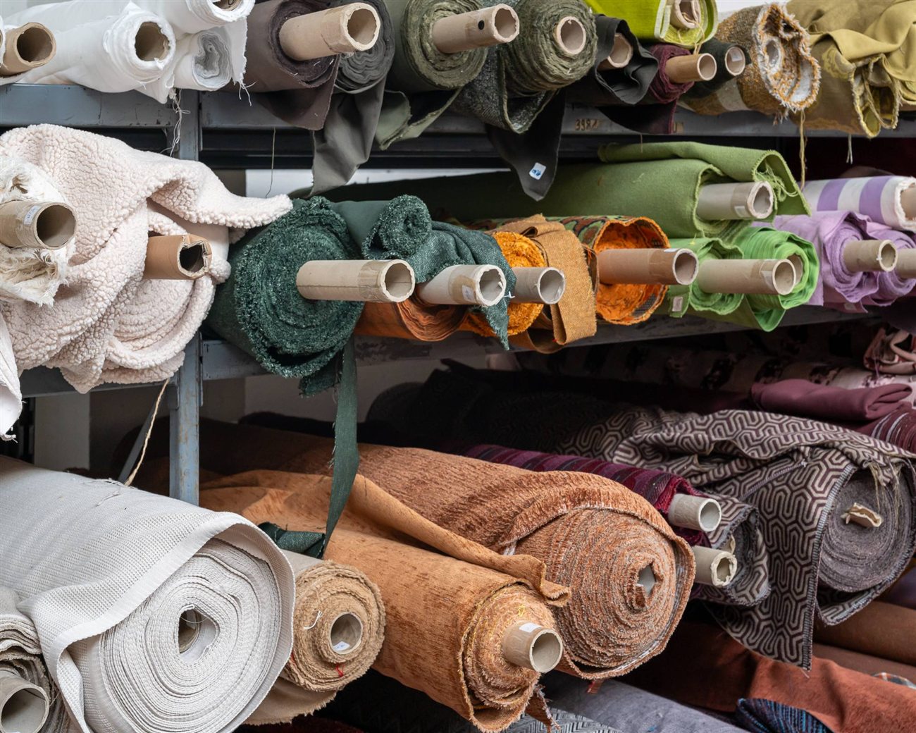 Rollen stof in alle kleuren op de rekken
