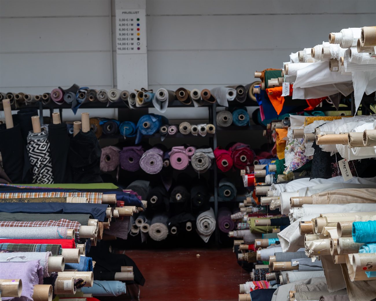 Zicht door de fabriekshal met de prijslijst aan de muur