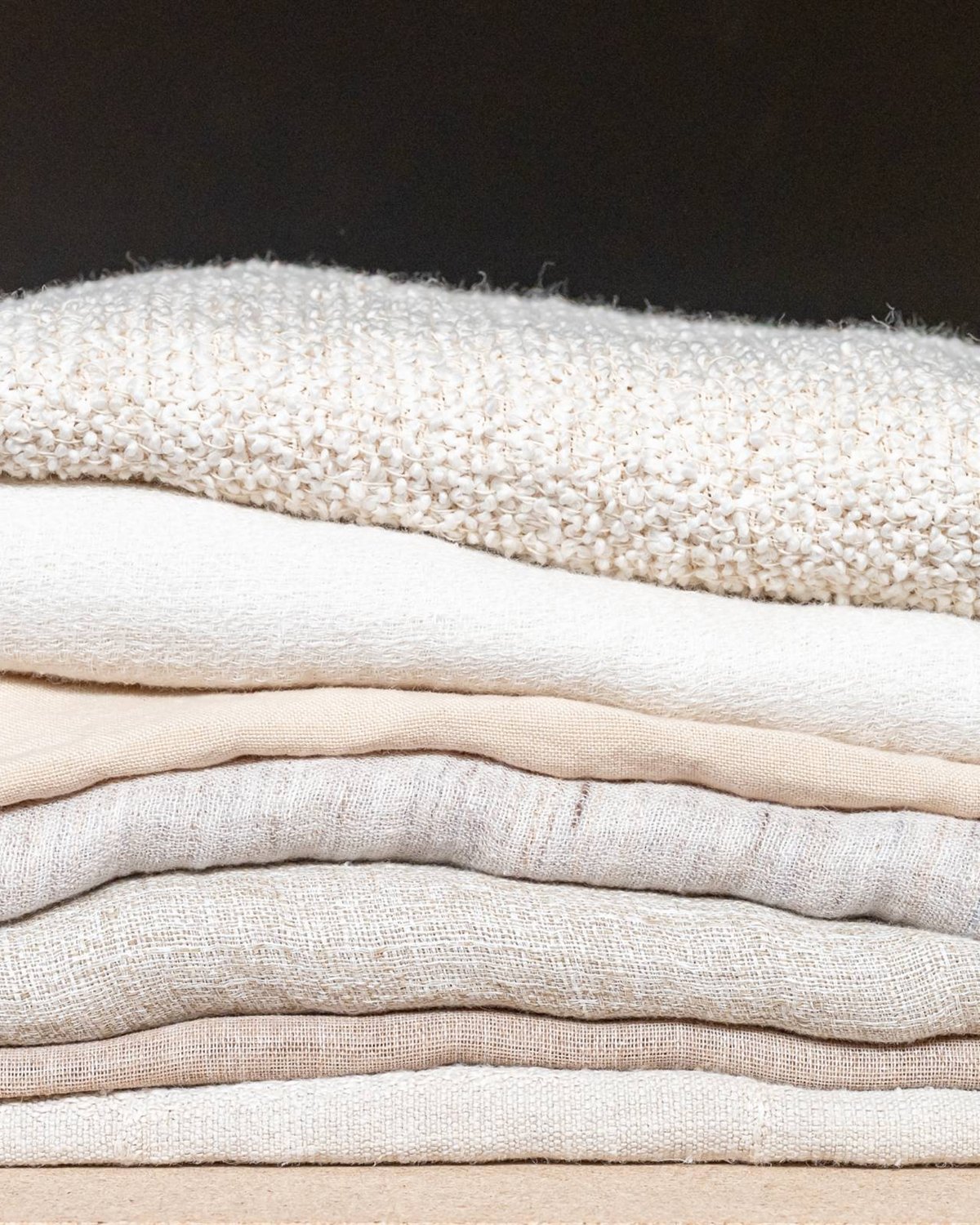 Stapel stoffen in wit, ecru en zacht beige